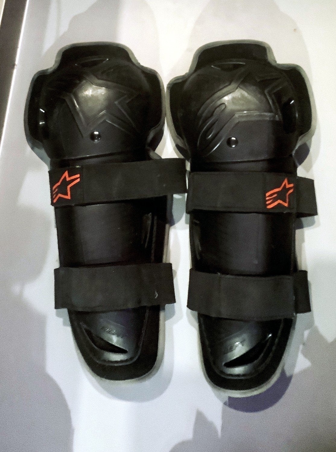 Alpinestars Bionic Action Kniebeschermers Zwart/Rood, Motoren, Ophalen of Verzenden, Tweedehands, Heren, Overige typen