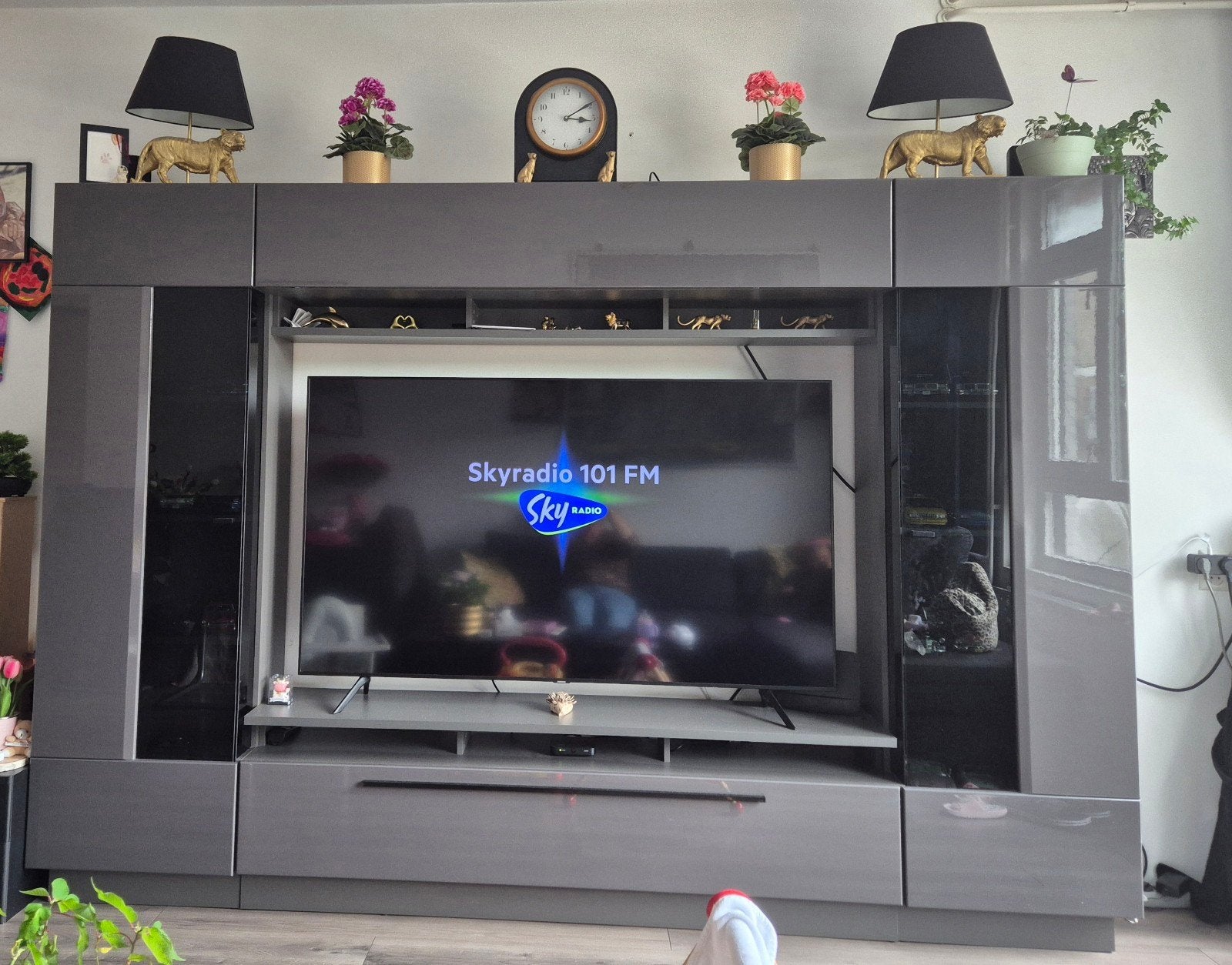 Moderne TV-meubel met verlichting voor 65 inch TV, Huis en Inrichting, Kasten | Televisiemeubels, Ophalen, Gebruikt, 200 cm of meer