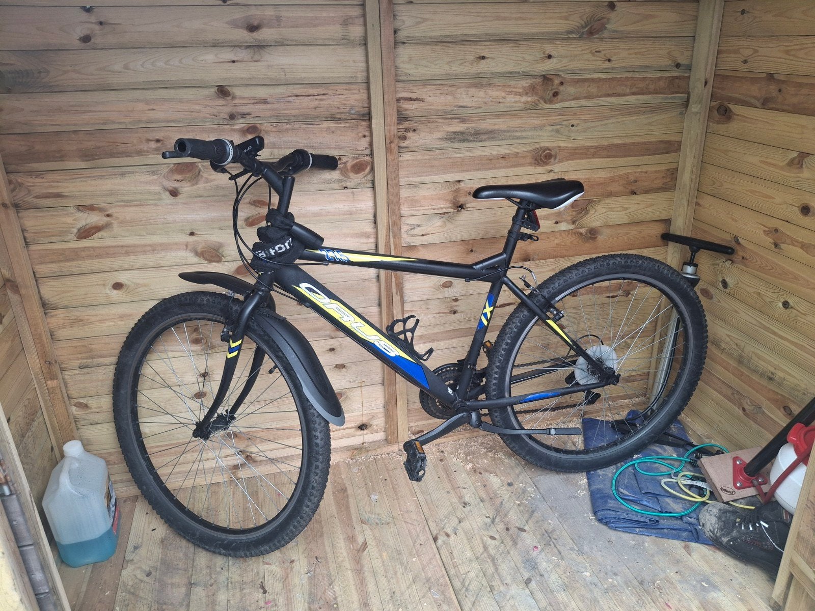 Zwarte mountainbike met blauwe en gele accenten, Fietsen en Brommers, Fietsen | Mountainbikes en ATB, Gebruikt, Heren, Ophalen