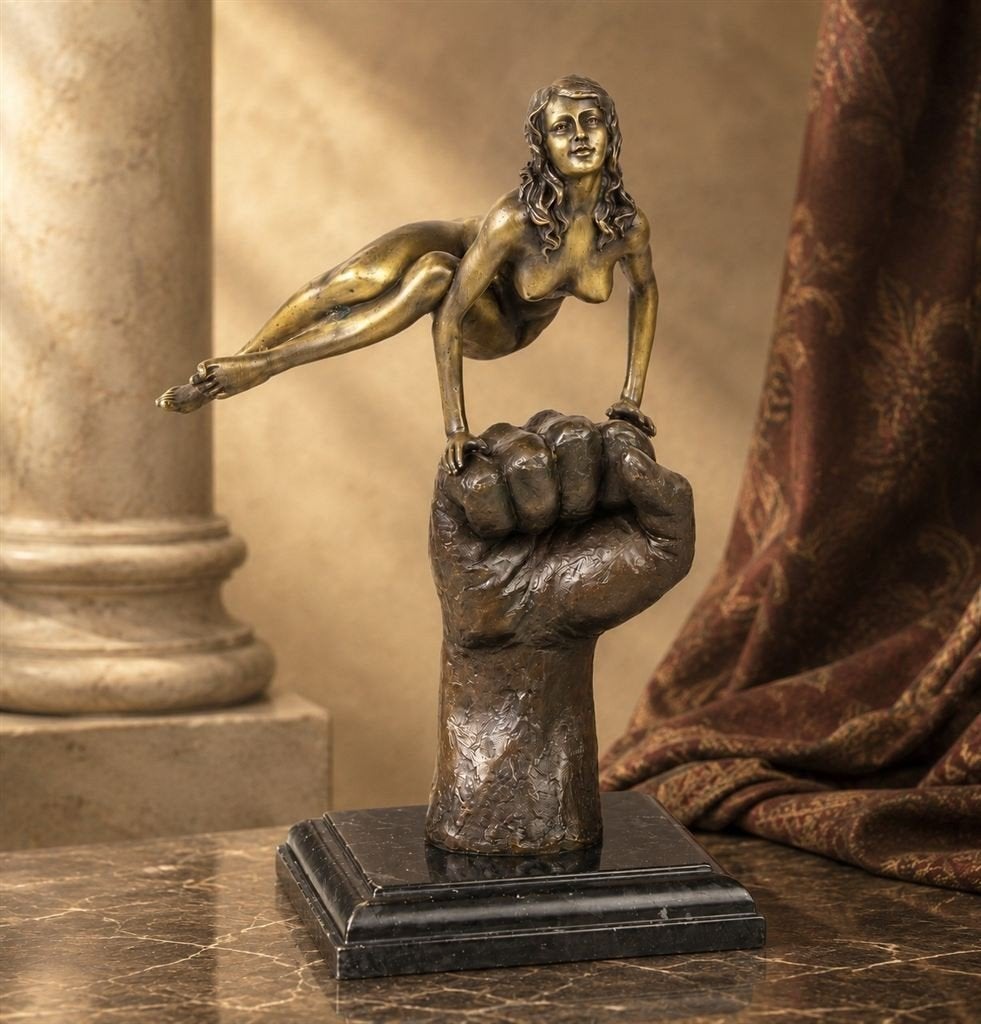 Brons beeld , vrouwelijk schoon op een vuist , hand, Antiek en Kunst, Ophalen of Verzenden