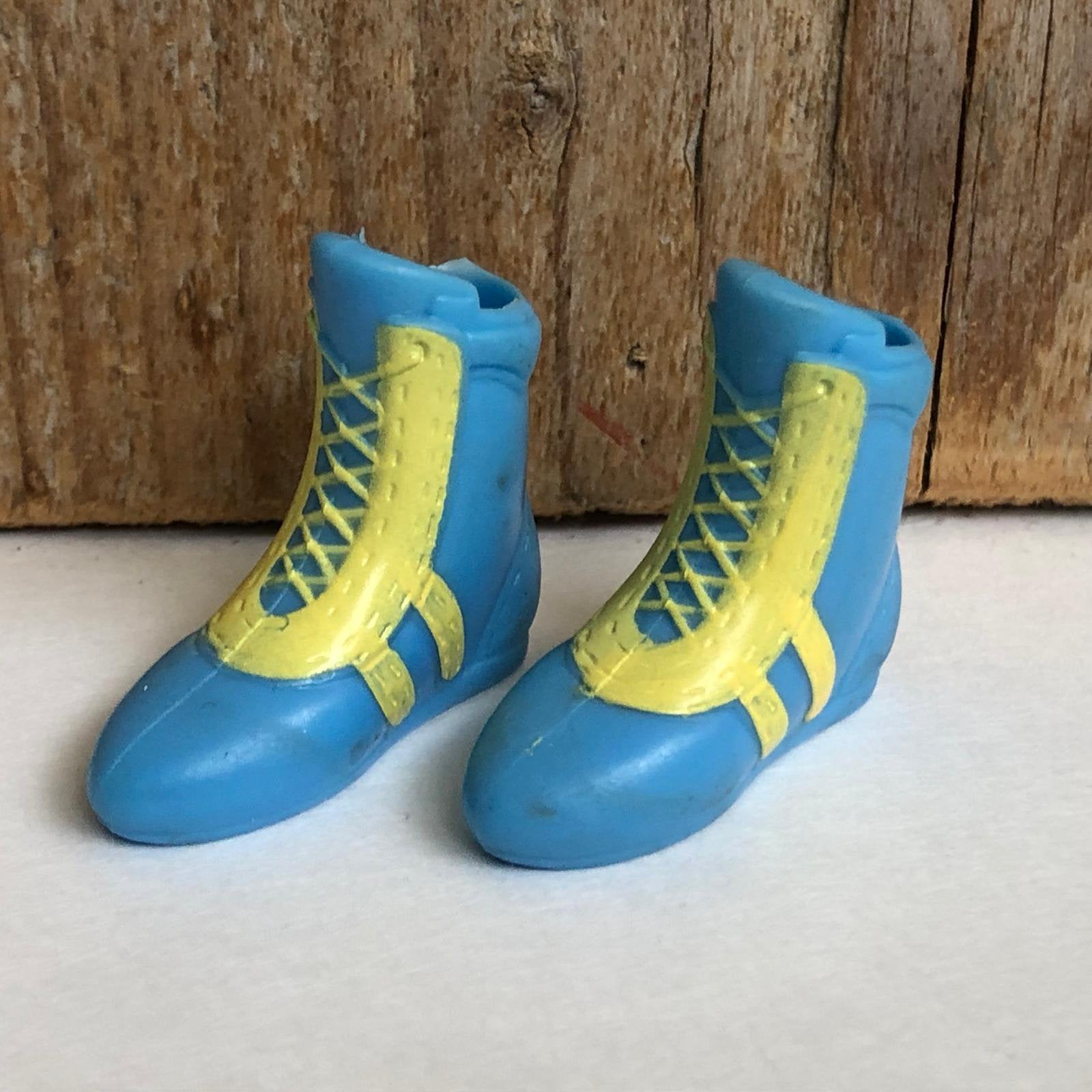 Geel blauw sneakers Barbie formaat, Ophalen of Verzenden, Zo goed als nieuw, Overige typen