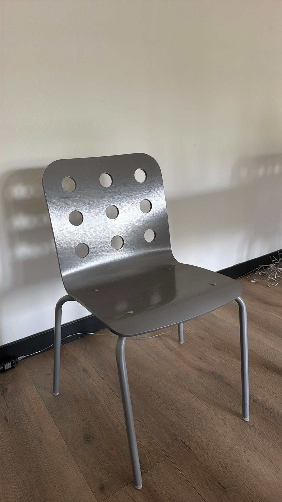 Gratis 4 grijze stoelen, Huis en Inrichting, Stoelen, Ophalen, Kunststof, Gebruikt, Vier