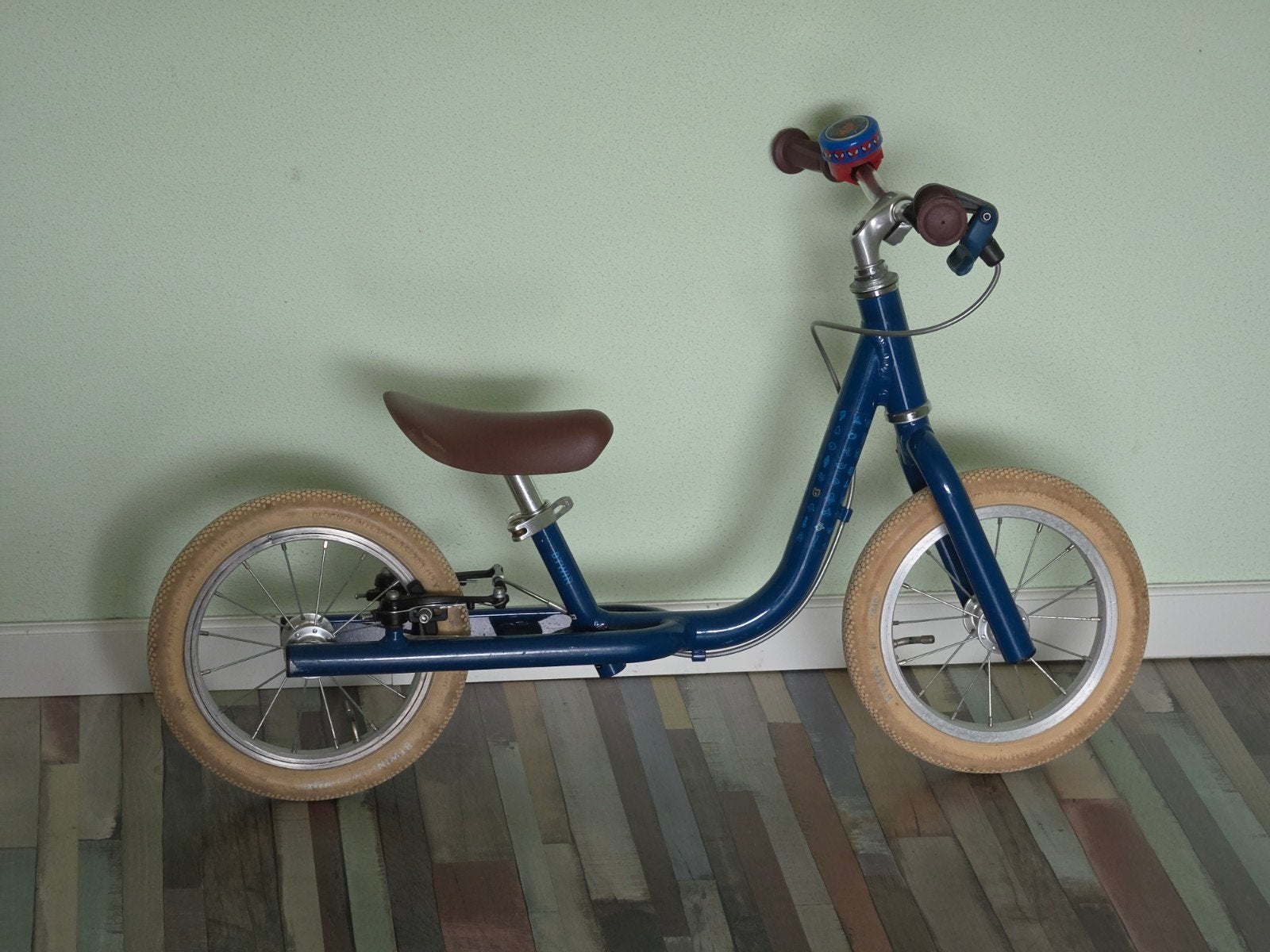 Btwin Blauwe loopfiets met bruin zadel en bel, Velgrem, Ophalen of Verzenden, Btwin Decathlon, Minder dan 16 inch