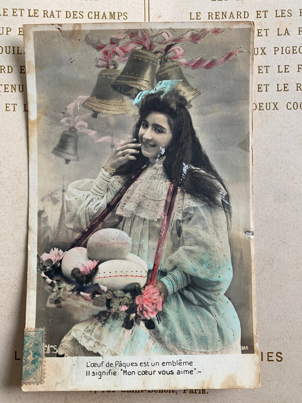 Pasen - dame met lang haar en paaseieren (VA), Ophalen of Verzenden, Voor 1920, Gelopen, Feest(dag)