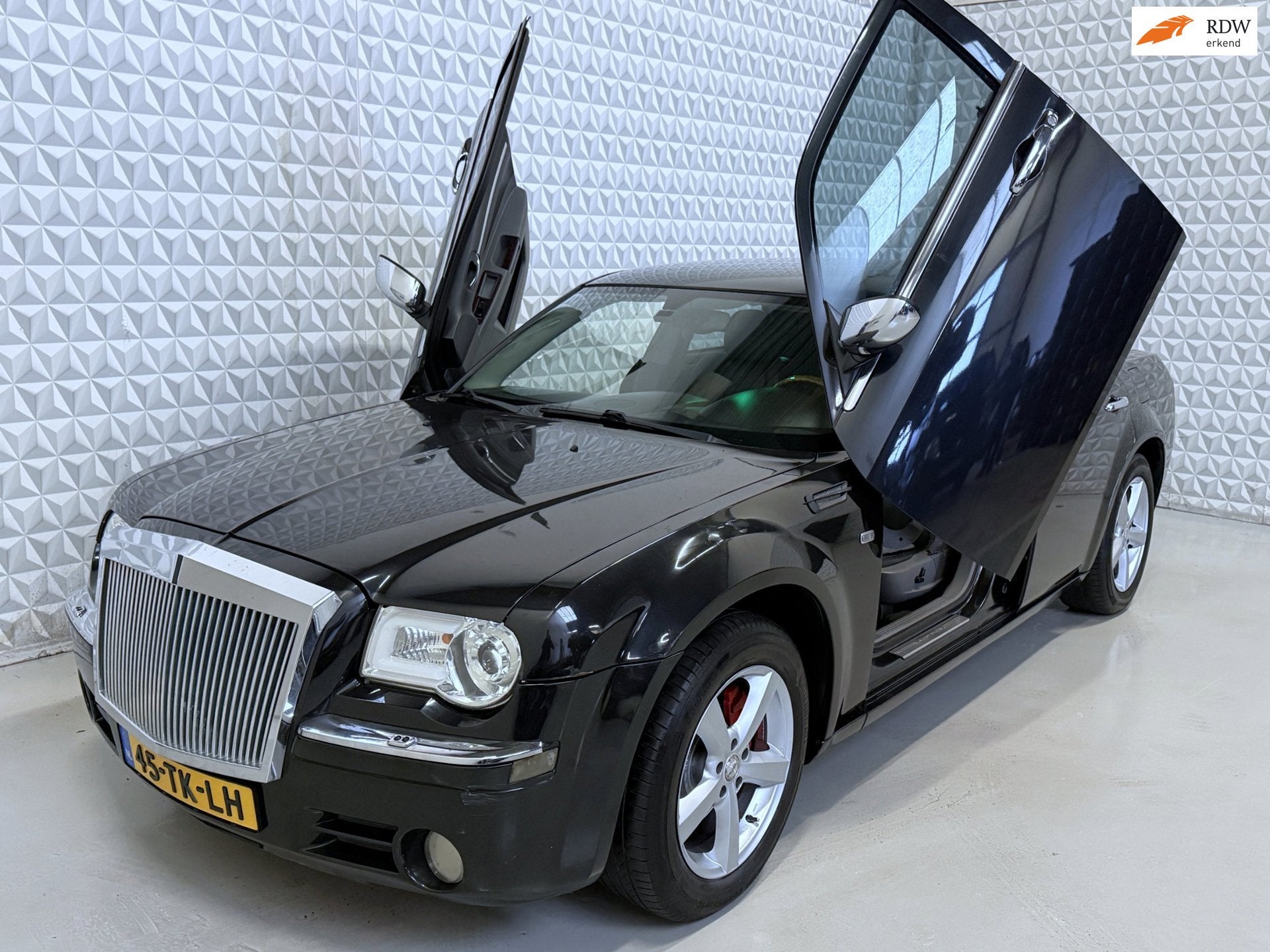 Chrysler 300C 2.7 V6 met VLEUGELDEUREN! 152.000km (2004), Auto's, Chrysler, Gebruikt, Leder, Bedrijf, Grijs