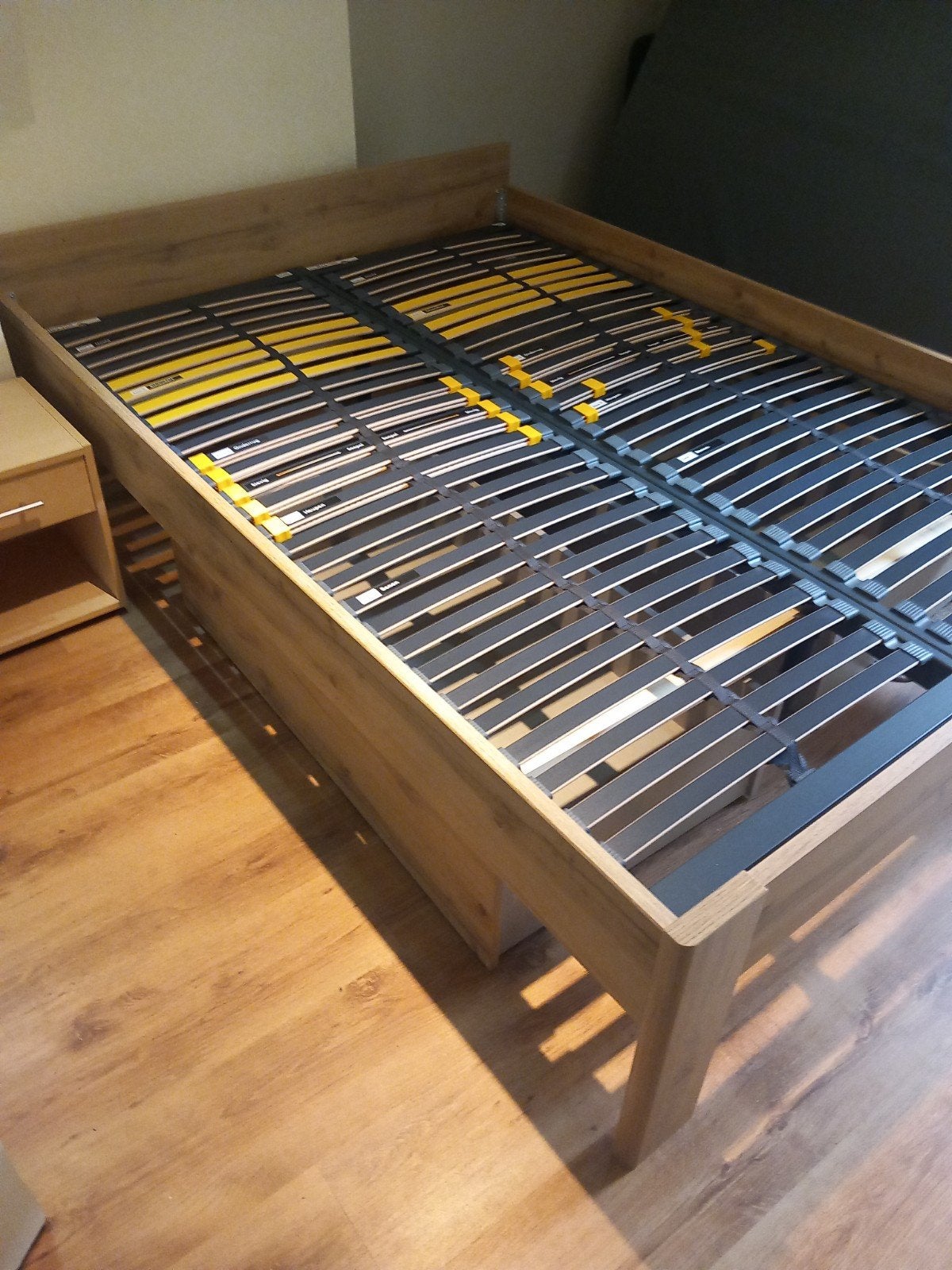 Een mooie licht gekleurde tweepersoons bed met 3 ruime laden, Ophalen, Tweepersoons, 140 cm, Zo goed als nieuw