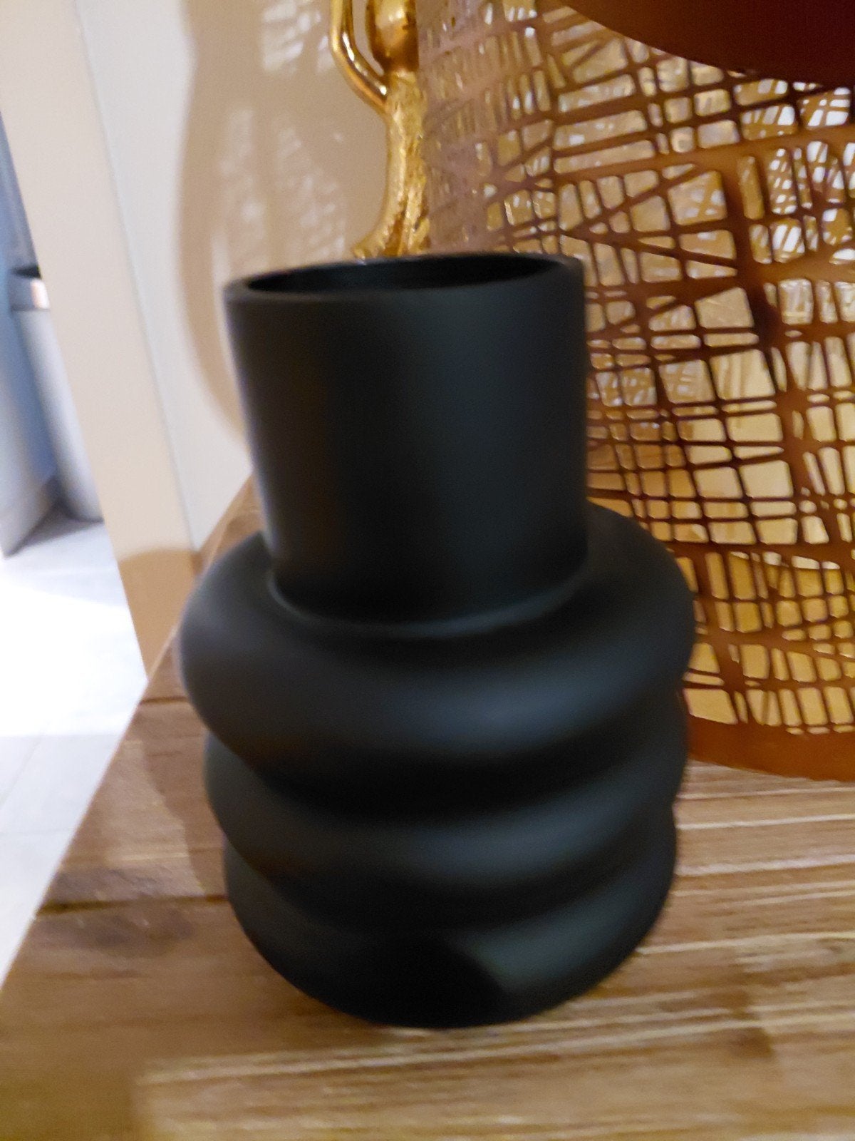 Kleine zwarte vaas met unieke textuur, Ophalen, Zwart, Zo goed als nieuw, Matte afwerking