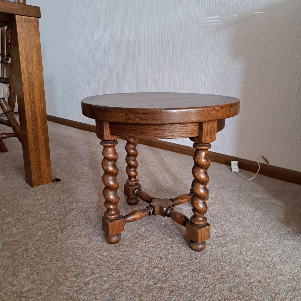 Massief houten rond tafeltje met gedraaide poten, Minder dan 45 cm, Gebruikt, Rond, Ophalen of Verzenden