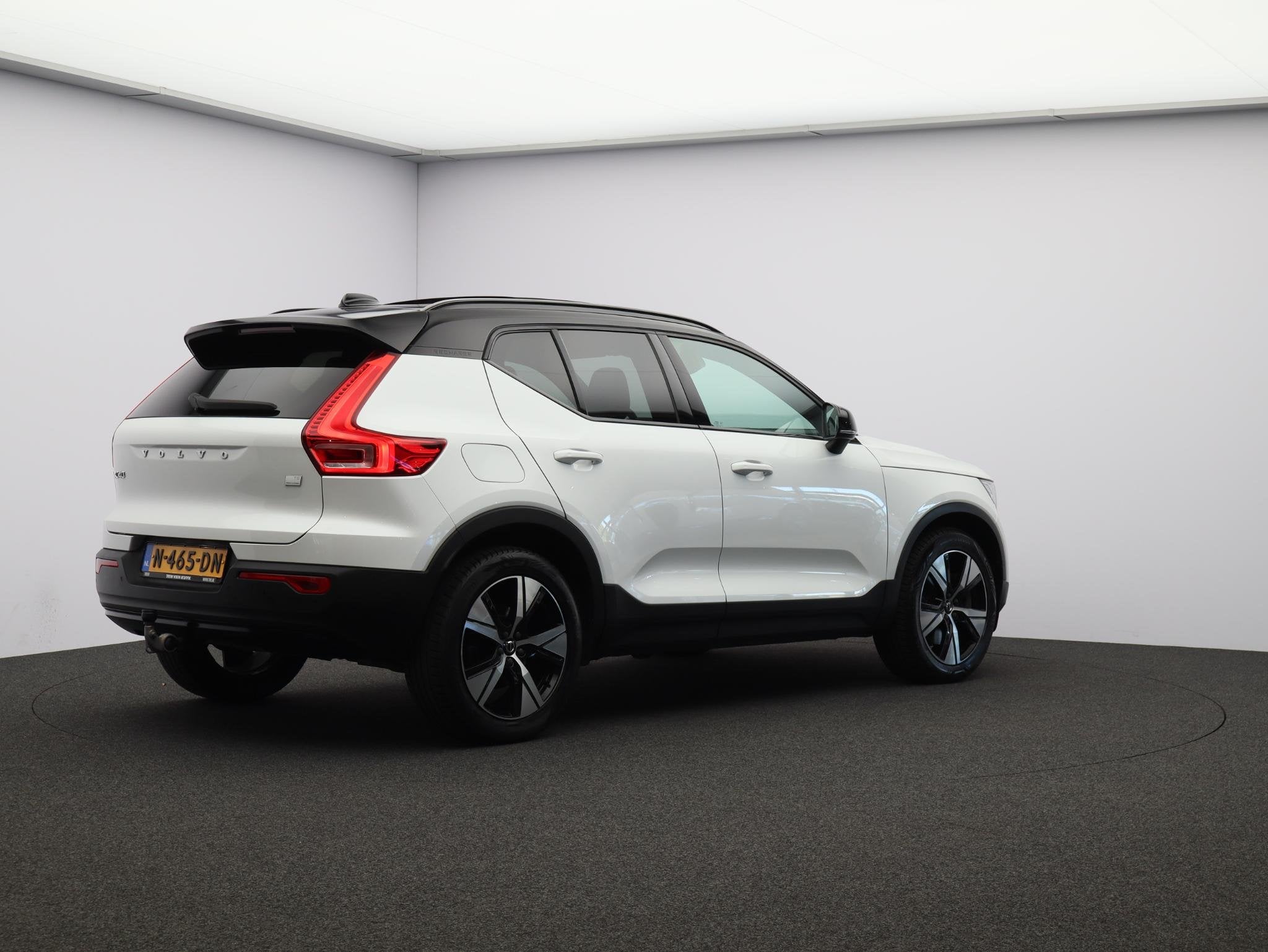 Volvo XC40 T5 262PK Plug in Hybrid R-Design / Trekhaak / Pan, Met garantie (alle), Wit, Hybride Elektrisch/Benzine, 3 cilinders