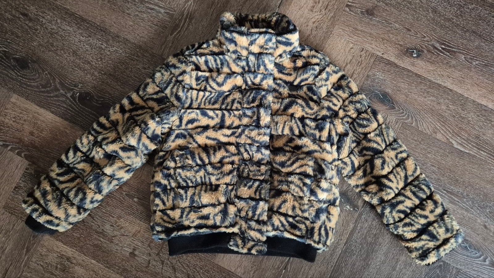 Like Flo Faux Fur Dierenprint Winterjas Maat 128/8, Ophalen, Gebruikt, Like Flo, Meisje