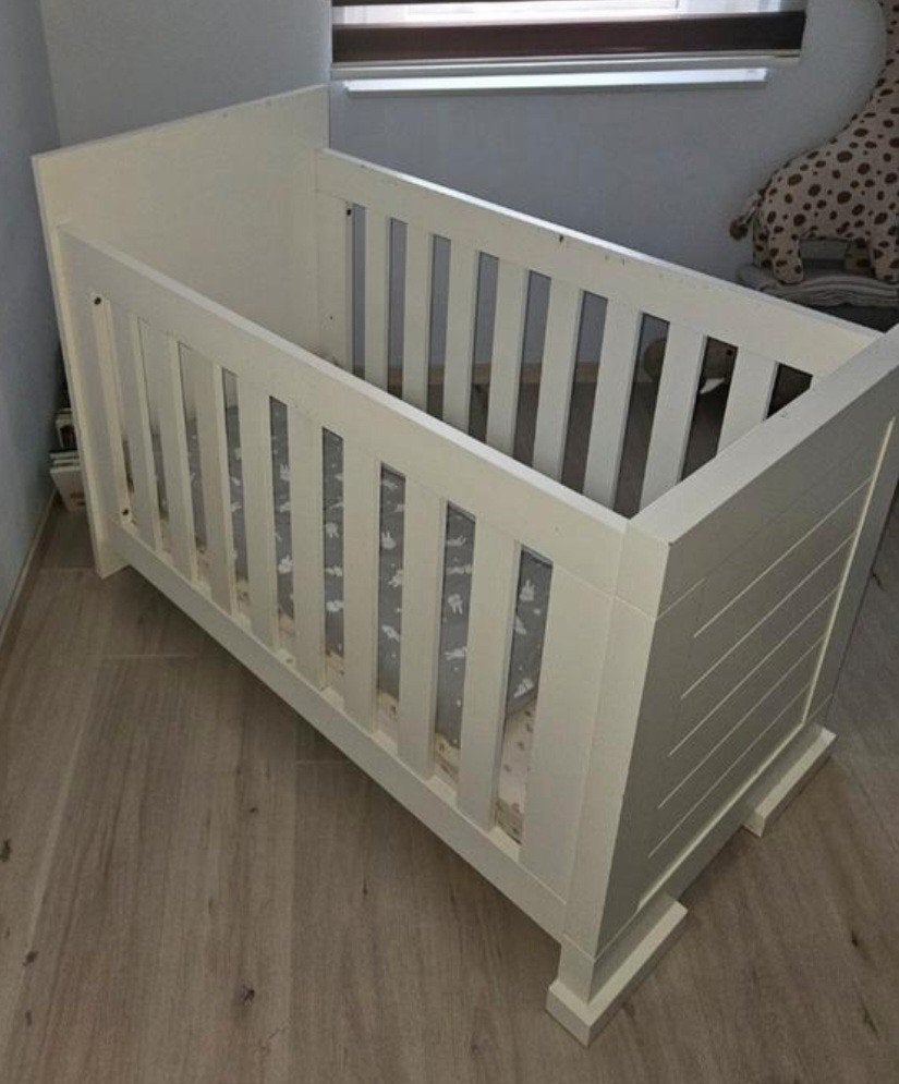 Degelijk wit babybedje met matras, hoeslaken, Kinderen en Baby's, Ophalen of Verzenden