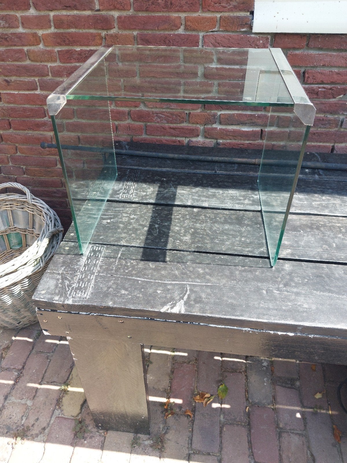 Glazen bijzettafel met metalen rand, Ophalen, Zo goed als nieuw, Modern, Glas