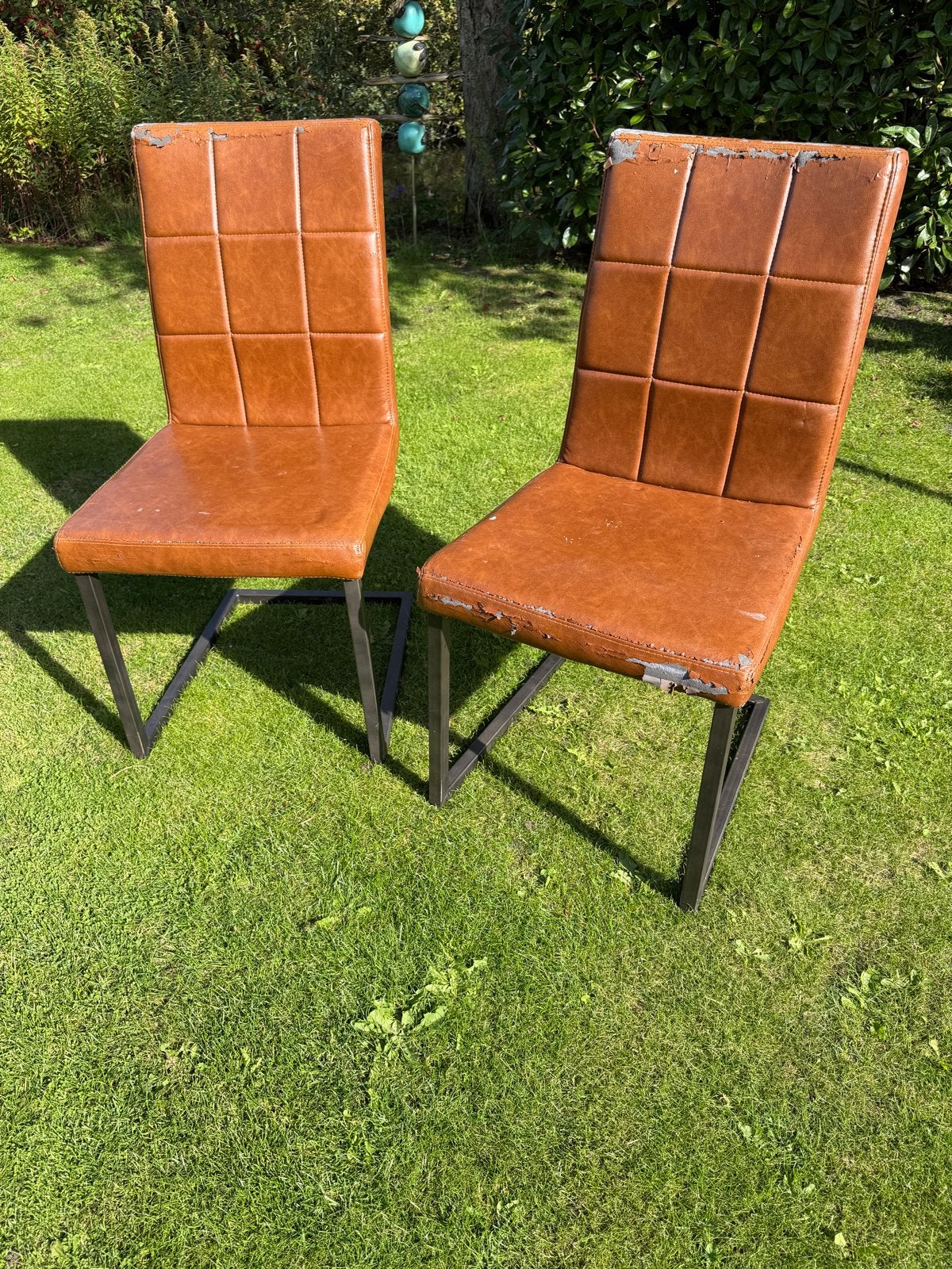 Gratis ophalen: 2x moderne stoelen met metalen onderstel, Ophalen, Gebruikt, Twee, Bruin