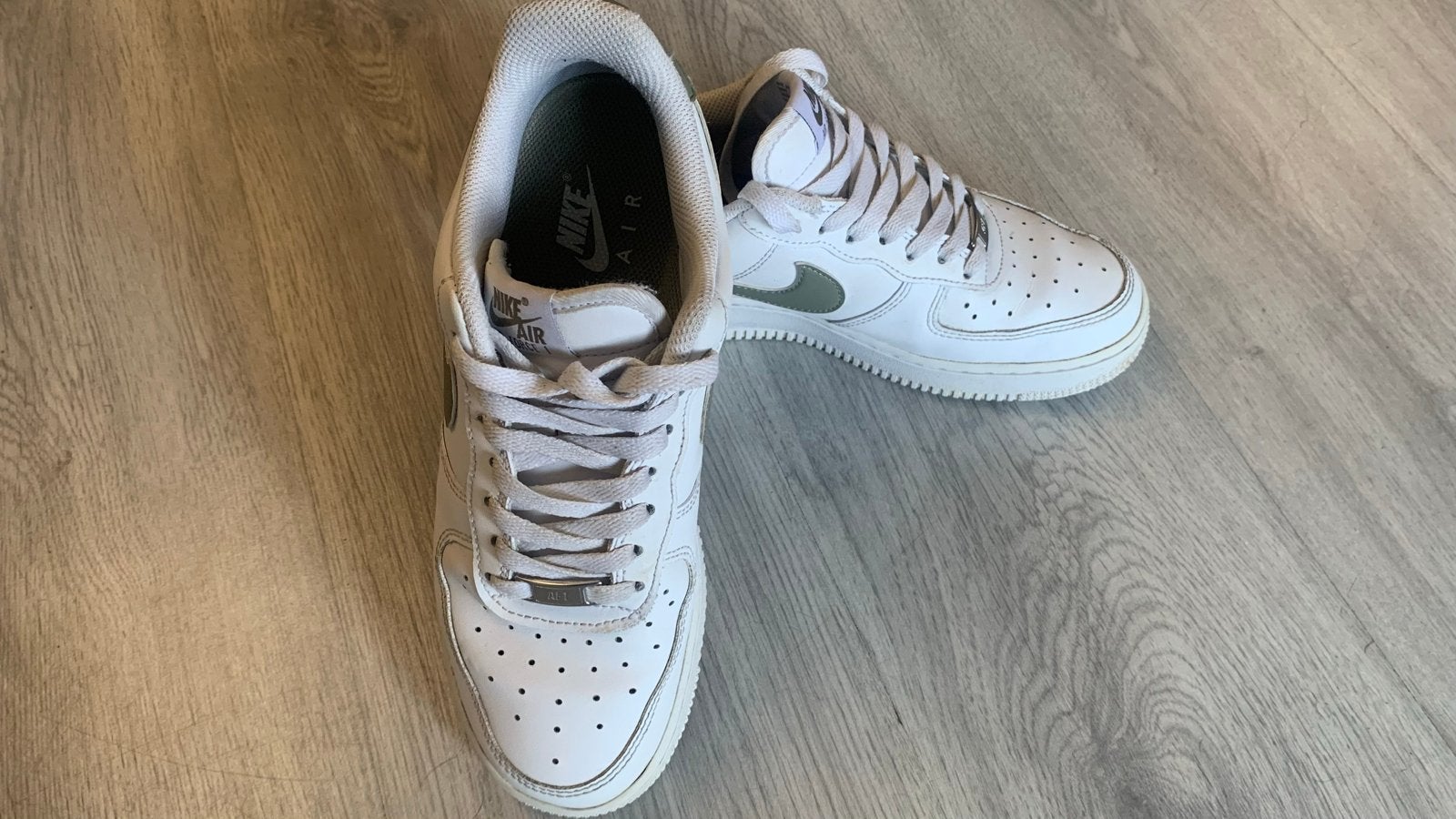 Nike Air Force 1 Low Wit/Groen - Maat 40, Ophalen of Verzenden, Zo goed als nieuw, Wit, Sneakers of Gympen