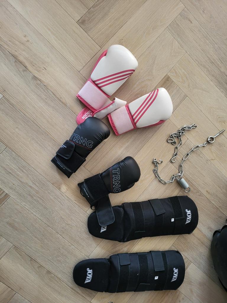 Bokszak Taurus met handschoenen en beschermers, Ophalen, Gebruikt, Bokszak