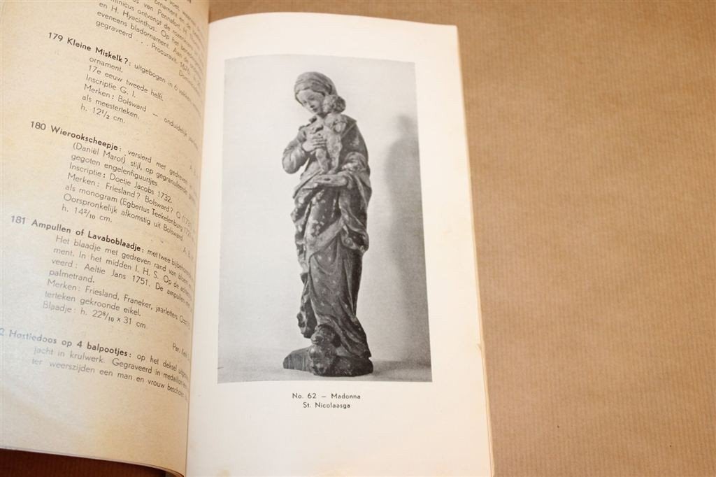 5 Eeuwen Kerkelijke Kunst — Fries Museum, Catalogus 1947, Boeken, Ophalen of Verzenden, Gelezen