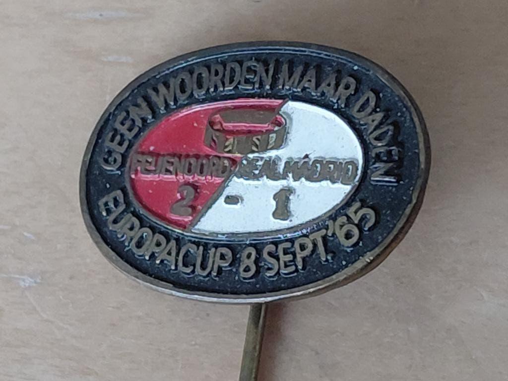 Speld Feyenoord Europacup Feyenoord-Madrid 2-1 uit 1965., Verzamelen, Ophalen of Verzenden, Zo goed als nieuw, Sport, Speldje of Pin