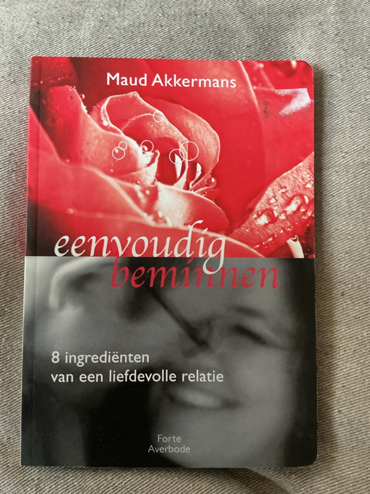 Eenvoudig Beminnen - Maud Akkemans, Ophalen of Verzenden, Zo goed als nieuw