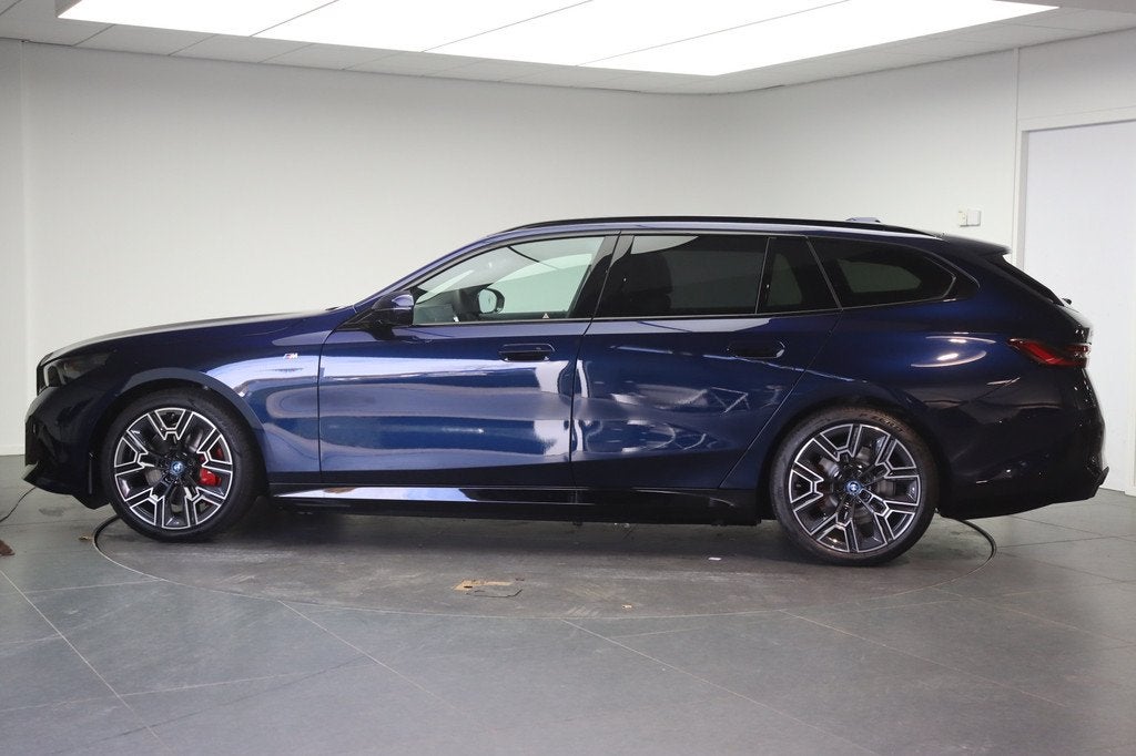 BMW i5 Touring eDrive40 M Sport / Panoramadak / Trekhaak / A, Auto's, BMW, Achterwielaandrijving, Zwart, Met garantie (alle), Blauw
