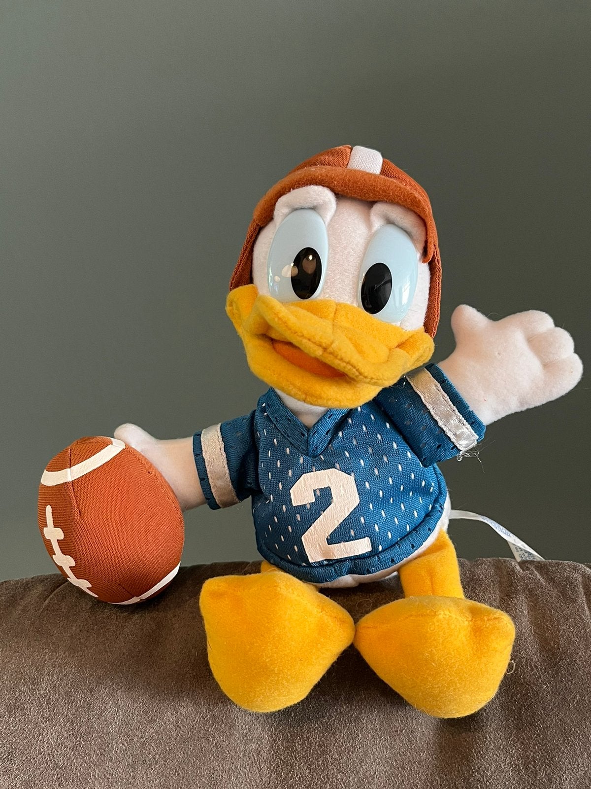 Leuke vintage Donald Duck met rugby bal, Verzamelen, Disney, Ophalen of Verzenden, Donald Duck, Zo goed als nieuw, Beeldje of Figuurtje