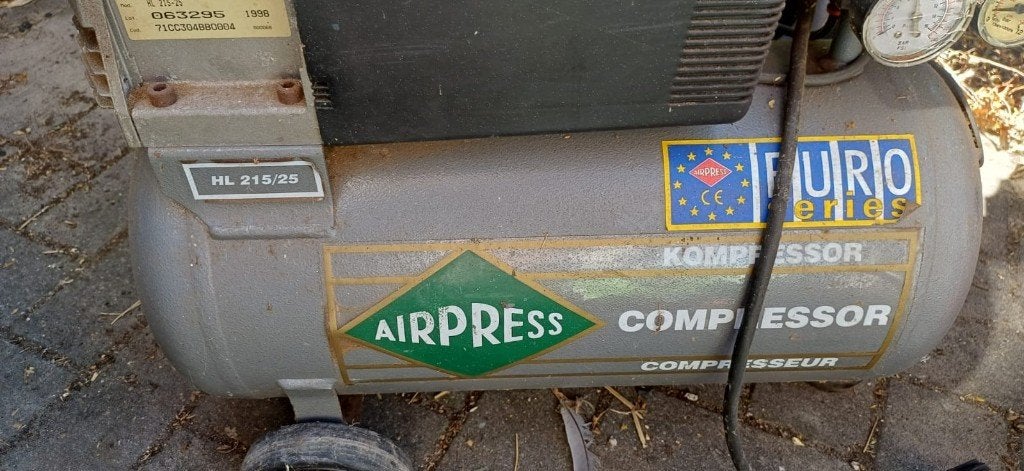 Twee compressoren, Doe-het-zelf en Verbouw, Compressors, 25 tot 100 liter, Ophalen, Gebruikt, Minder dan 200 liter/min
