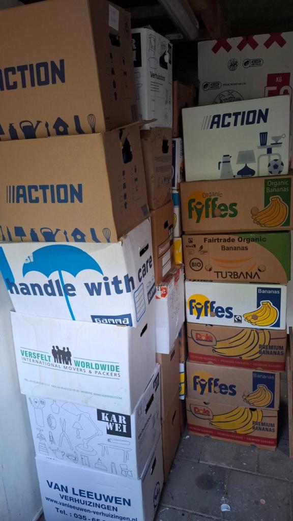 Partij spullen 50 bananendozen vol spullen  rommelmarkt, Ophalen
