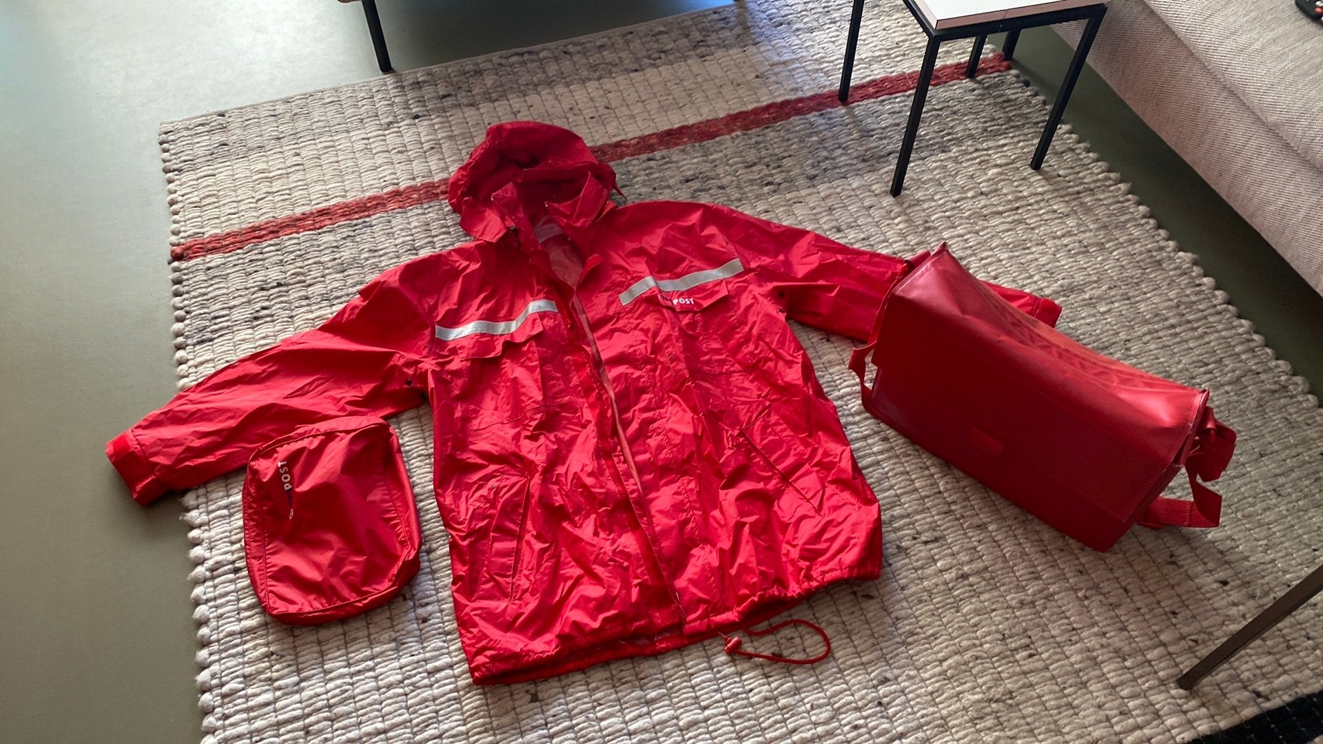 Regenjas en tas TPG post rood latge en medium., Ophalen of Verzenden, Gebruikt, Regenjas