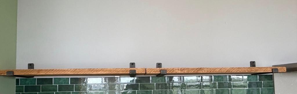 Rustieke houten plank met metalen beugels, Ophalen, Gebruikt