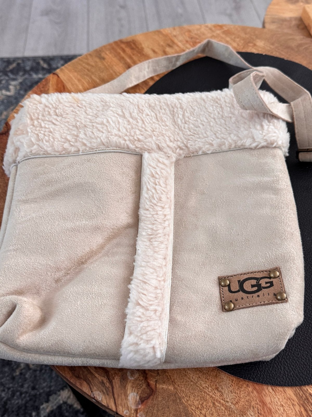 Ugg schoudertasje beige met teddy voering, Ophalen of Verzenden, Gebruikt, Beige, Schoudertasje