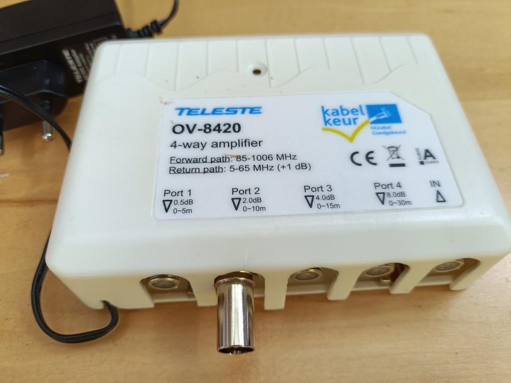 Teleste OV-8420 4-weg coax versterker met adapter, Audio, Tv en Foto, Audiokabels en Televisiekabels, Gebruikt, Overige kabels