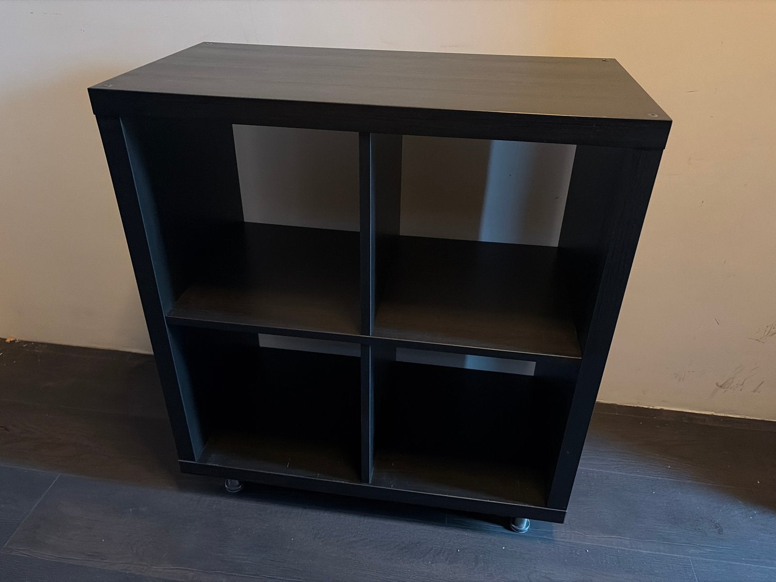 IKEA Kallax kast 4 vaks zwart/bruin op pootjes, Ophalen, Met plank(en), Gebruikt, 50 tot 100 cm