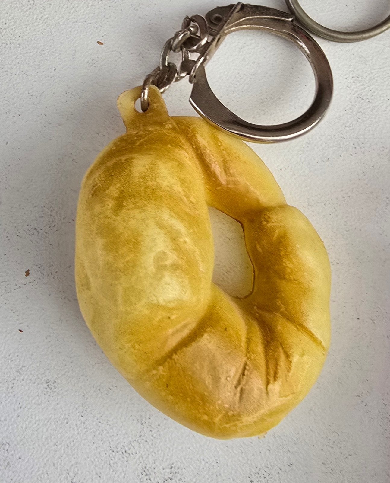 Sleutelhanger in de vorm van een croissant of broodje, Ophalen of Verzenden, Gebruikt, Overige typen