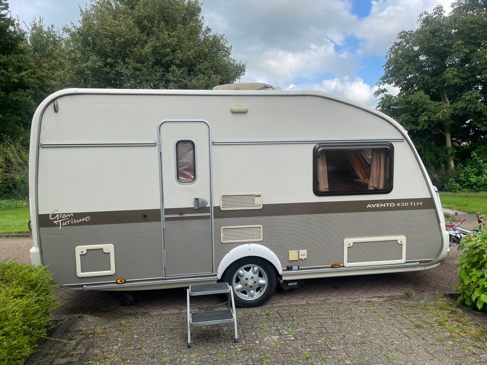 Avento 430 TLH -mover, rondzit, schotel, voortent, luifel-, 2 aparte bedden, Kachel, Rondzit, Particulier