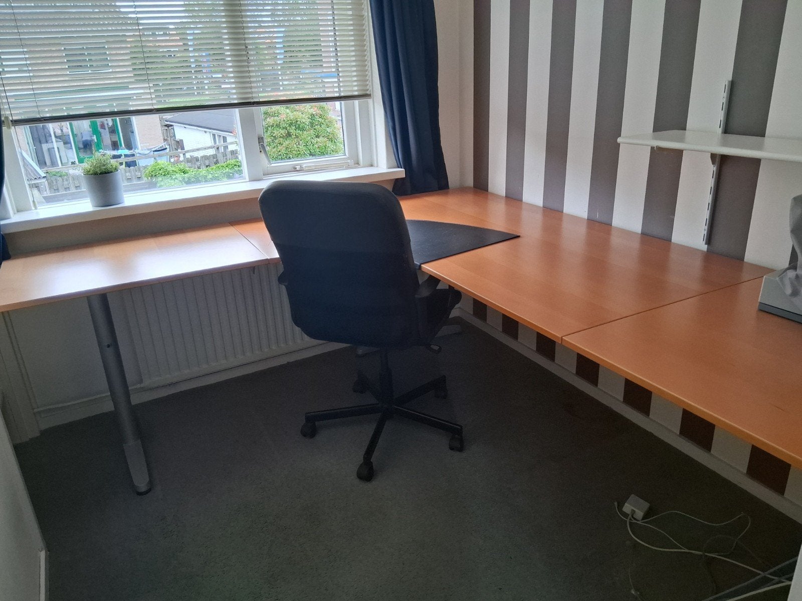 Gratis Hoekbureau met houten blad en metalen frame, Huis en Inrichting, Bureaus, Ophalen, Demontabel, Gebruikt, Hout