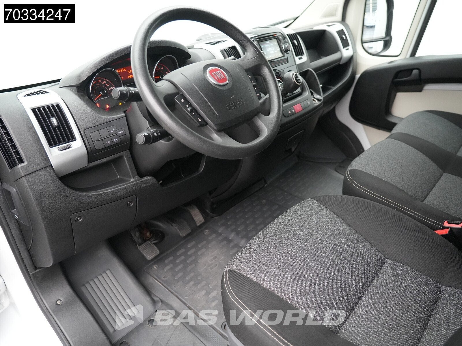 Fiat Ducato 130pk Laadklep Bakwagen LED Airco Cruise Camera, Auto's, Bestelauto's, Stof, Gebruikt, Euro 6, 2500 kg