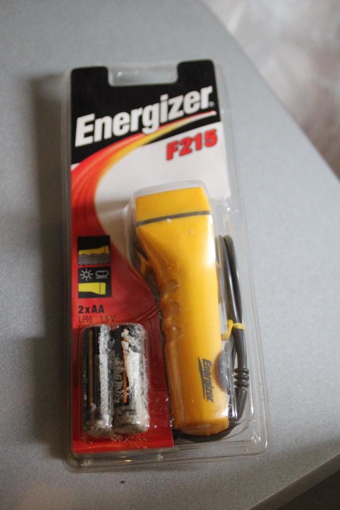 zaklantaarn geel met koord (zonder batterijen), Ophalen of Verzenden, Nieuw, Batterij