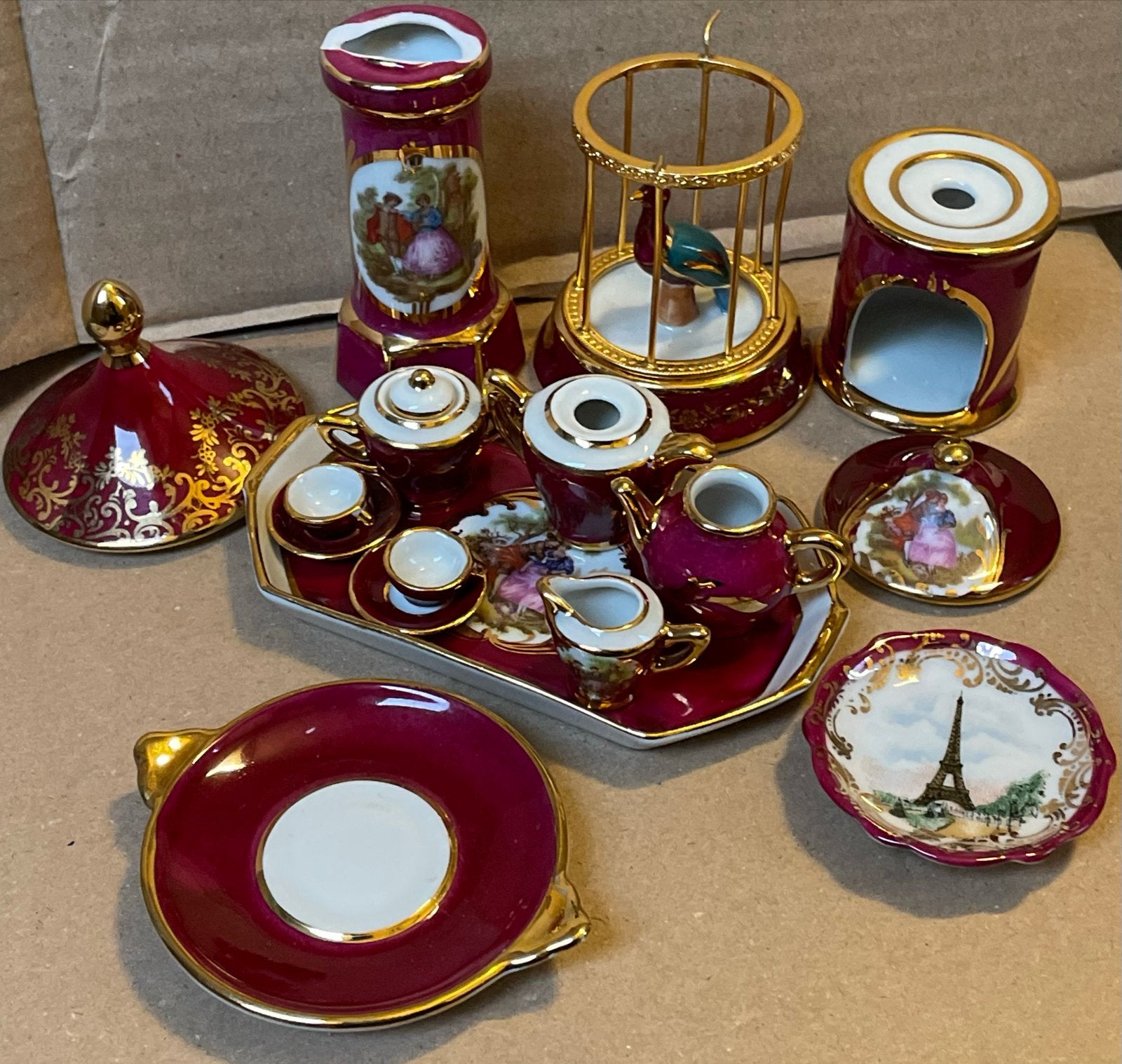 Limoges Porselein Miniatuur & Decoratieset - Bordeauxrood, Antiek en Kunst, Ophalen of Verzenden