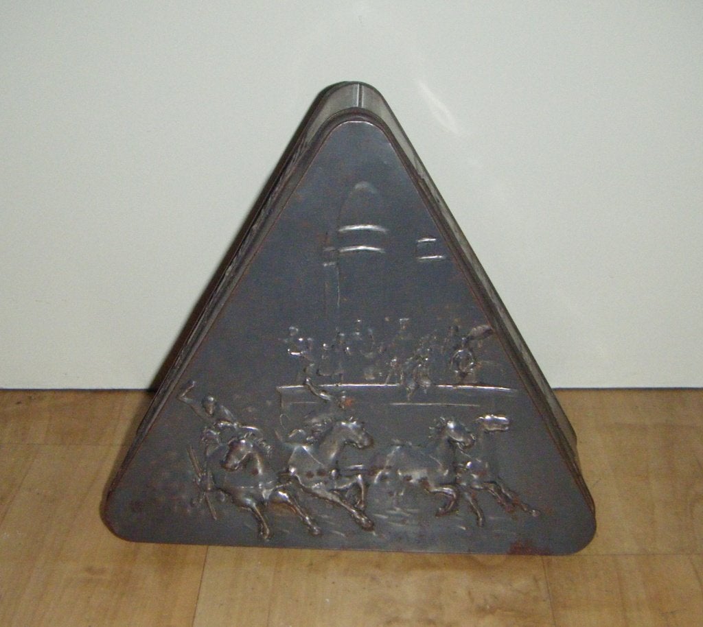 Zeldzaam,antiek koekblik,driehoek,paarden,reliëf,romeins, Verzamelen, Blikken, Ophalen of Verzenden, Gebruikt, Koek(jes), Overige merken