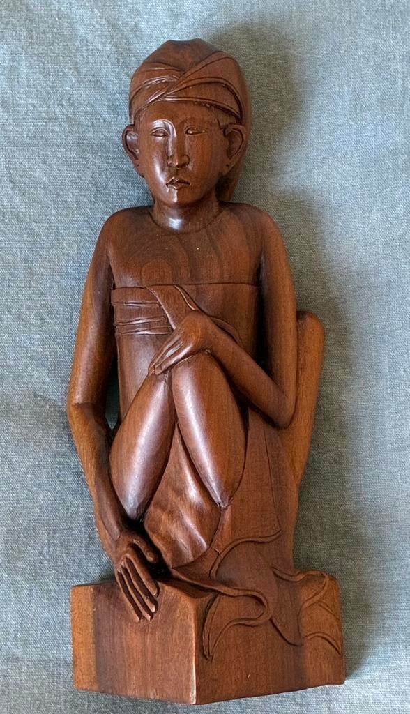 Balinees houtsnijwerk zittende man Art Deco stijl., Antiek en Kunst, Kunst | Beelden en Houtsnijwerken, Ophalen of Verzenden