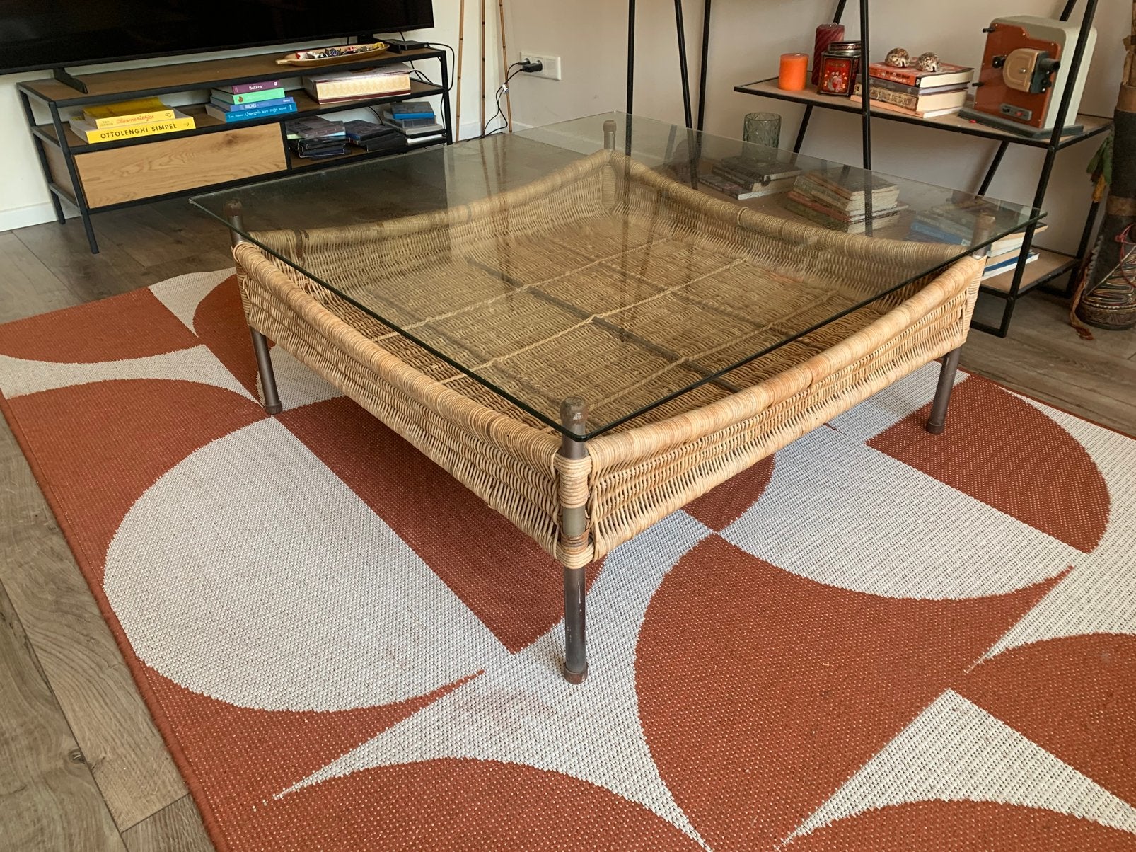 Vintage rotan salontafel met glazen blad – 100 x 100 cm, Ophalen, Overige materialen, Vierkant, Zo goed als nieuw
