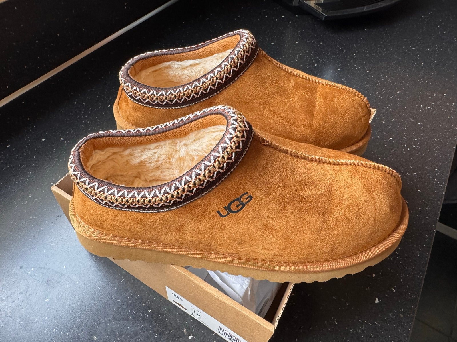 Ugg Dakota pantoffels - Nieuw in doos - Maat 41, Ophalen of Verzenden, Nieuw, Bruin, Pantoffels of Sloffen