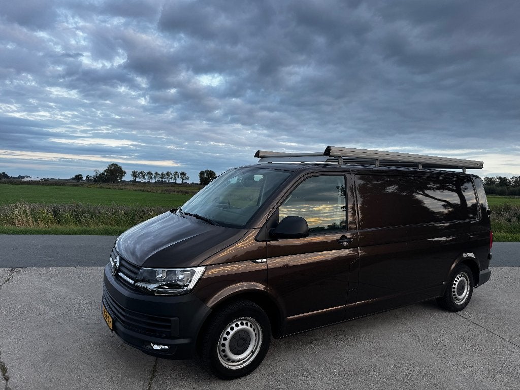 Volkswagen Transporter 2.0 TDI 84pk L2h1, Auto's, Voorwielaandrijving, Dealer onderhouden, Bruin, Volkswagen
