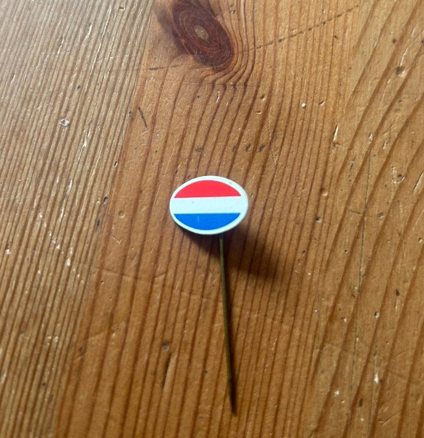 De Nederlandse vlag als revers speld uit de jaren 1950/60/70, Ophalen of Verzenden, Zo goed als nieuw, Overige onderwerpen