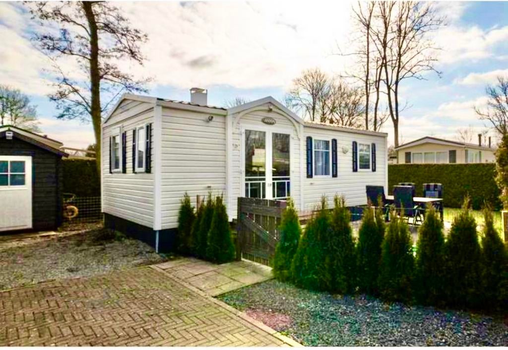 TE HUUR: Gezellige chalet met veel privacy in Friesland, Friesland