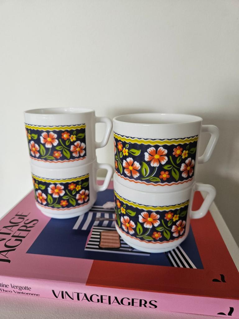 Vintage Arcopal mokken met bloemenprint – set van 4, Huis en Inrichting, Keuken | Servies, Ophalen of Verzenden, Overige stijlen