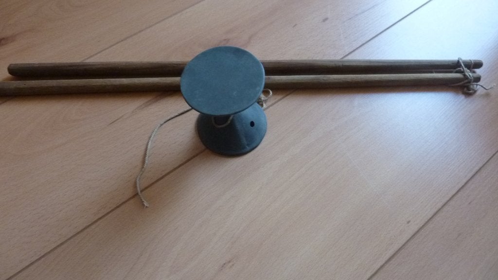 zeer oude metalen diabolo met de stokjes, Ophalen of Verzenden