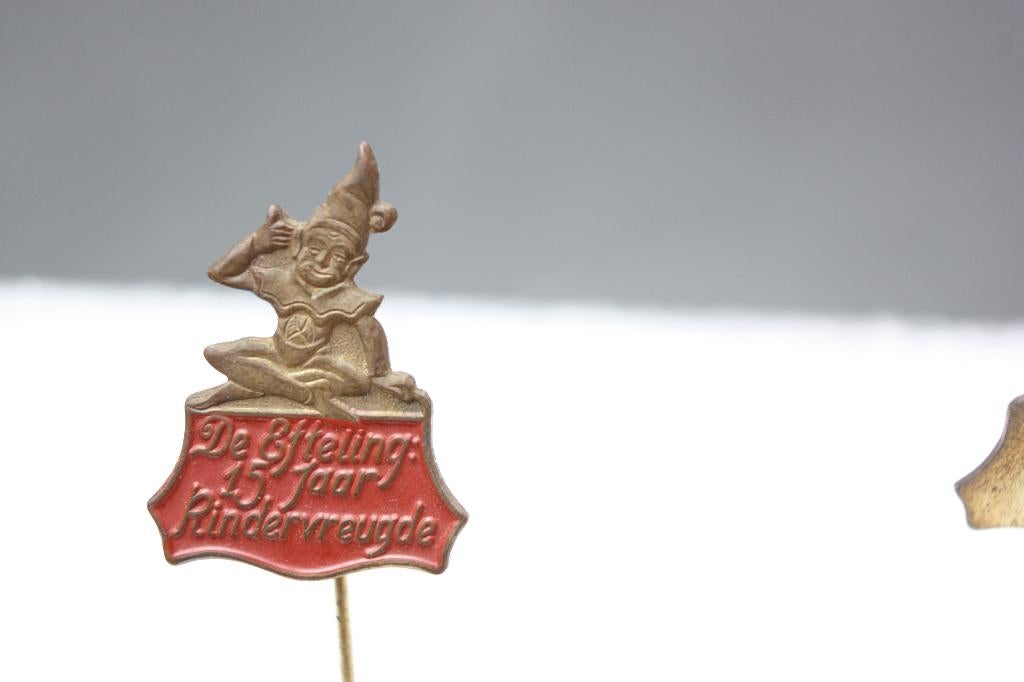 Mooie oude pin De Efteling 15 jaar Kindervreugde kleur rood, Verzamelen, Efteling, Ophalen of Verzenden, Gebruikt, Overige typen