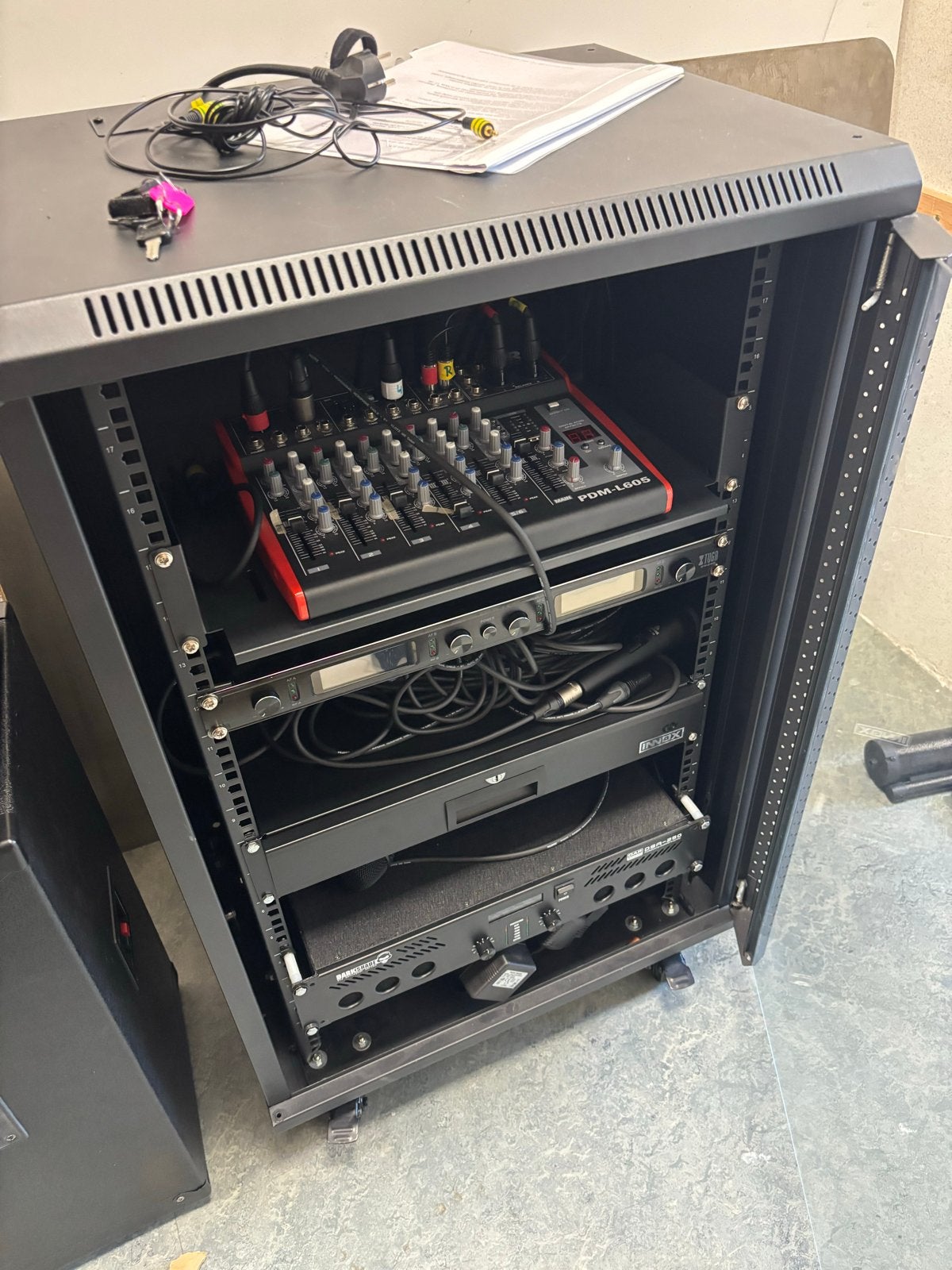 Complete Geluidsinstallatie met Mengpaneel en Microfoons, Muziek en Instrumenten, Mengpanelen, Ophalen, Gebruikt, 5 tot 10 kanalen
