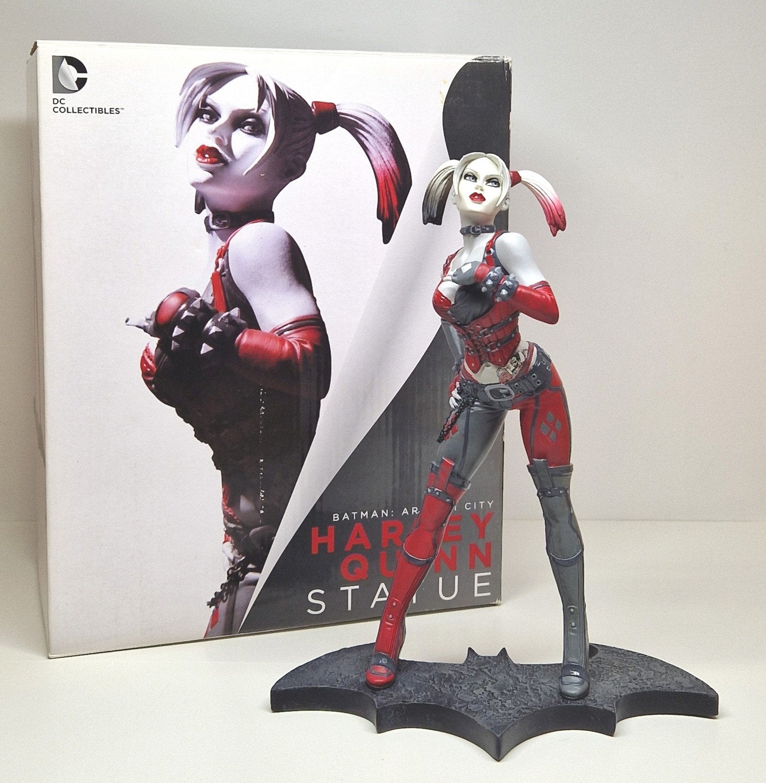 DC Collectibles Batman: Arkham City Harley Quinn statue., Ophalen, Zo goed als nieuw