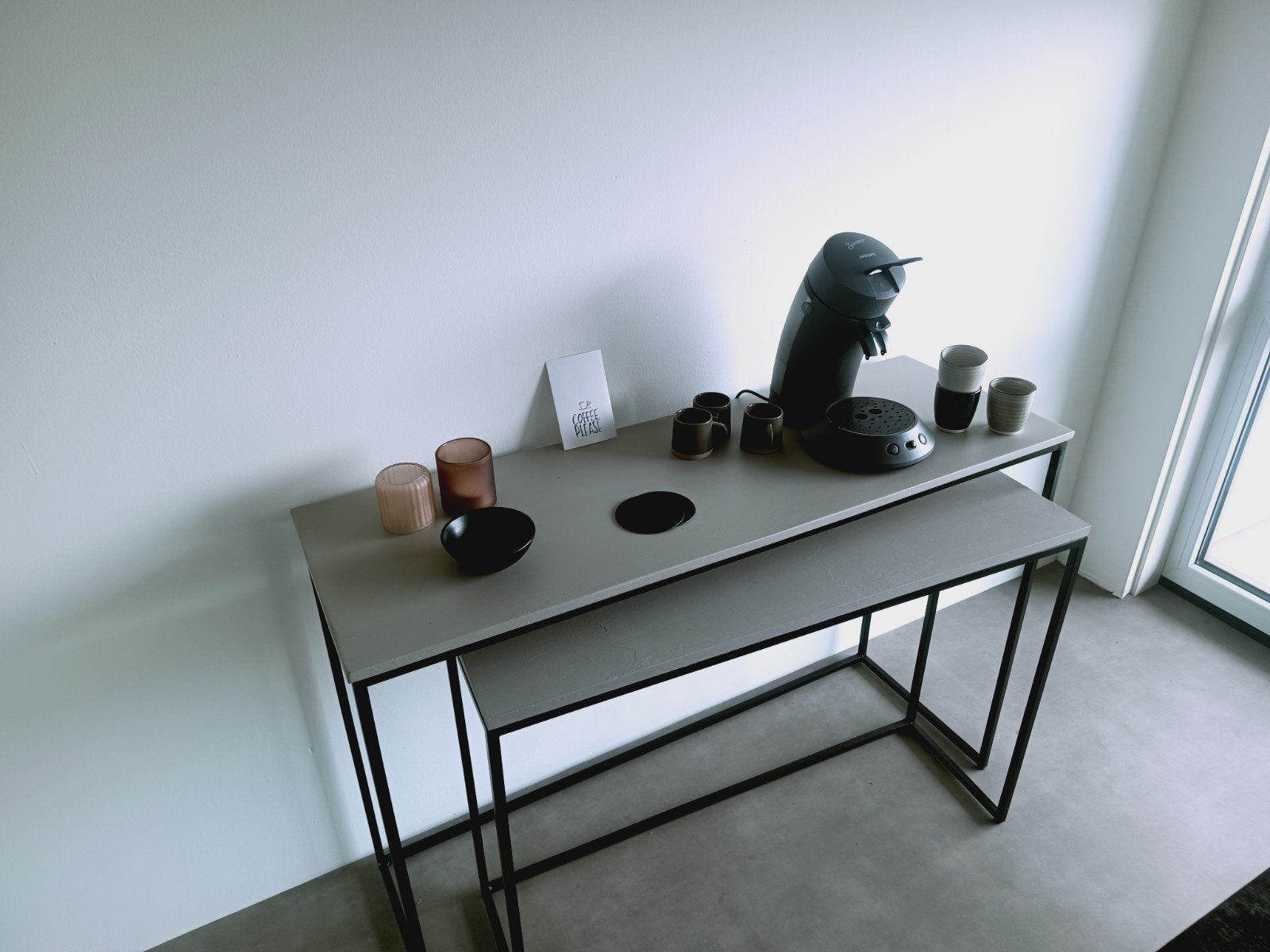 2 sidetables, metalen frame, houten blad, Ophalen, 100 tot 150 cm, Metaal, 25 tot 50 cm
